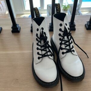 White DR martins